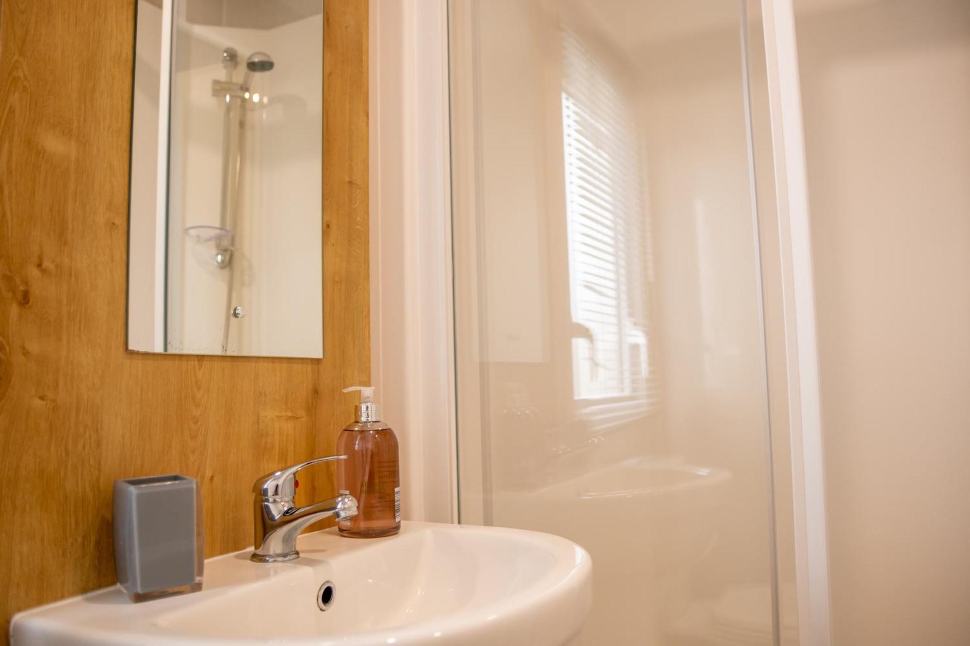 64 Lancaster The Lazy Willow 3 Bedroom Hot Tub Caravan Tattershall Lakes Exterior photo