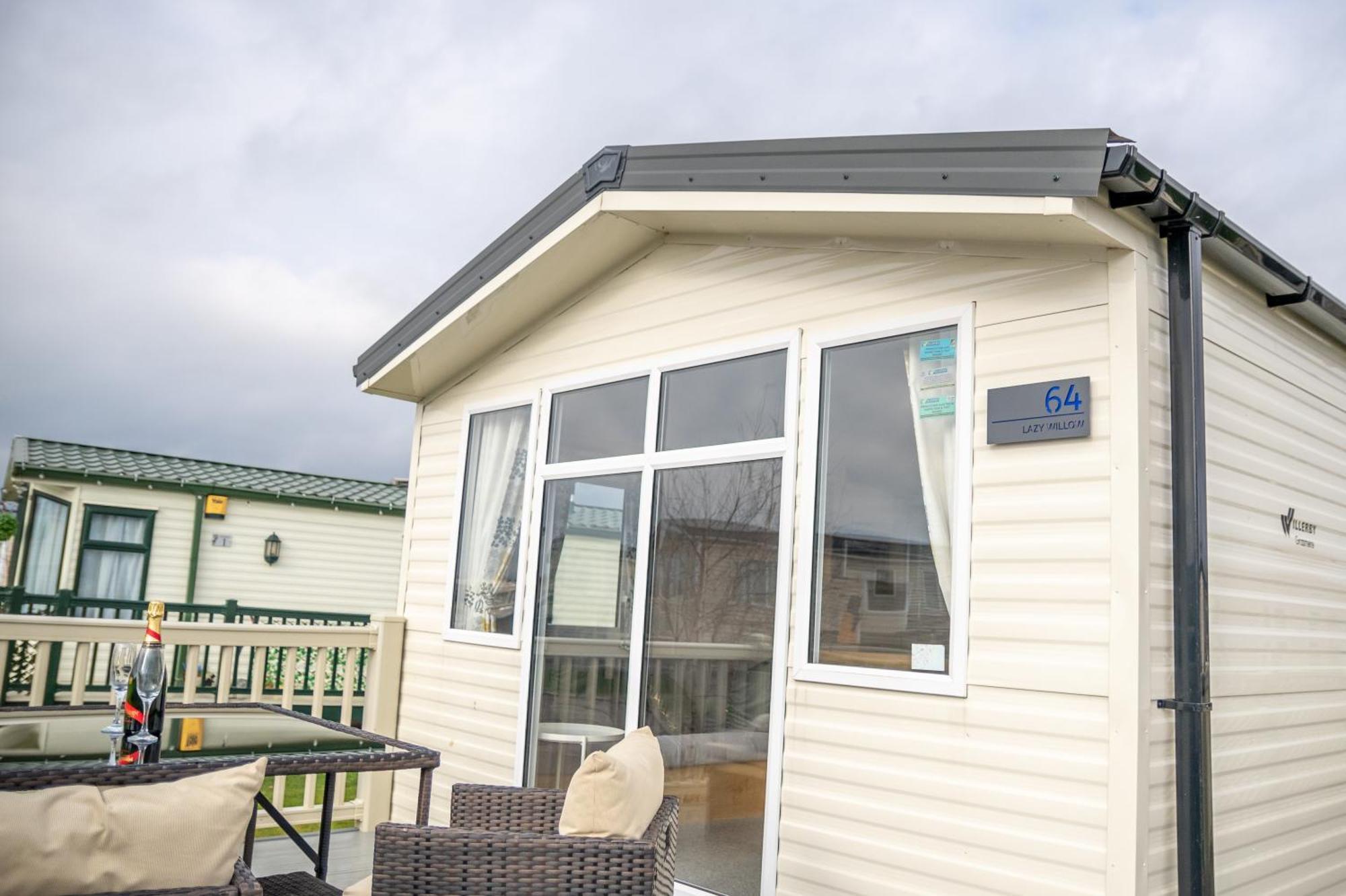 64 Lancaster The Lazy Willow 3 Bedroom Hot Tub Caravan Tattershall Lakes Exterior photo