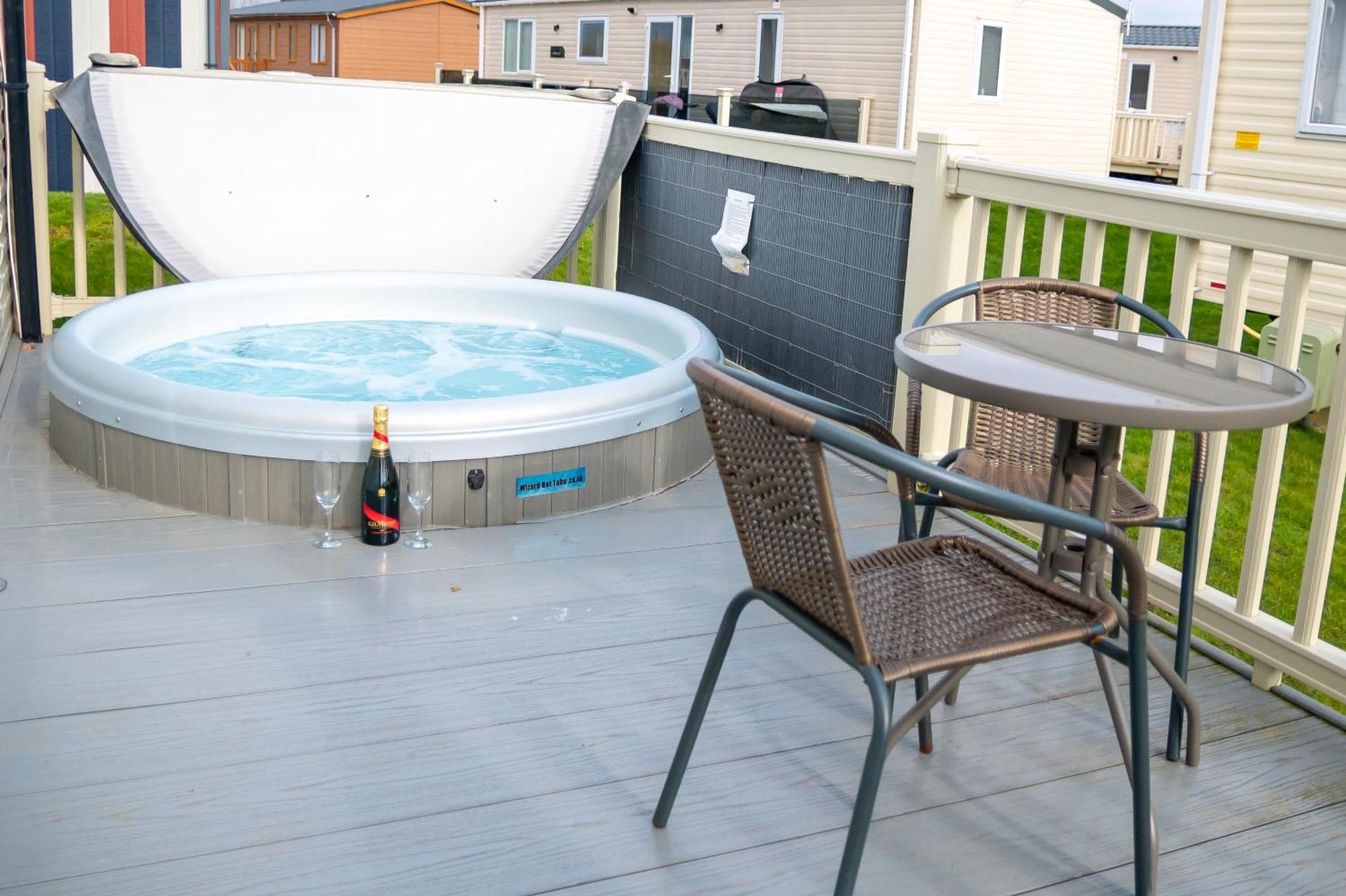 64 Lancaster The Lazy Willow 3 Bedroom Hot Tub Caravan Tattershall Lakes Exterior photo